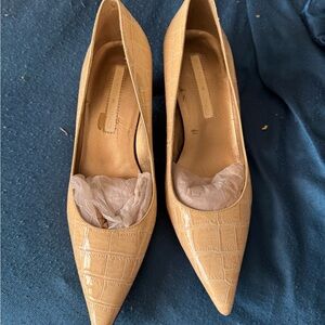 Women’s Size 7M Bandolino Tan Crocodile-Patterned Heels
